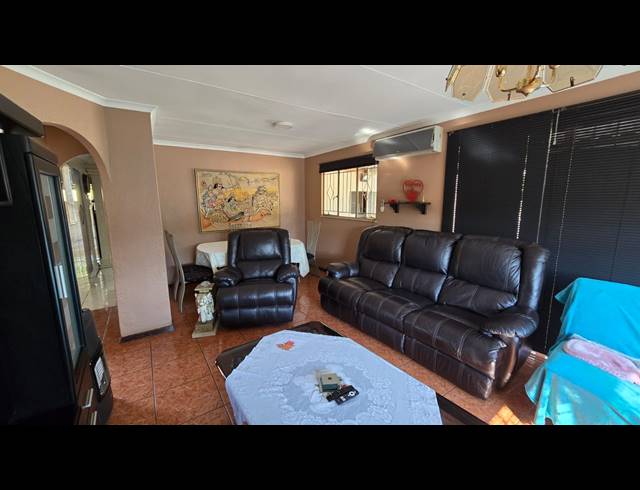 3 BEDROOM FREEHOLD FOR SALE IN MAYBERRY PARK